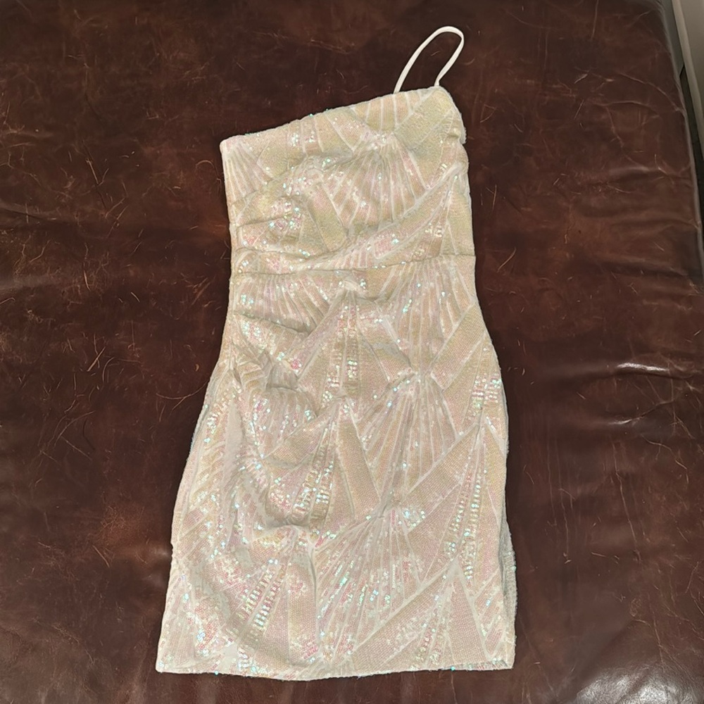 White sequin Windsor mini dress. Medium. New with tags. Fun pink-ish pattern